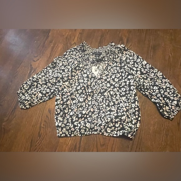 Chic sanctuary Black and White 🤍💎🌷Floral Blouse - Picture 3 of 14